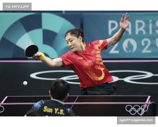 特写：在雨战中，某队坚持采用低平球传中，取得显著效果